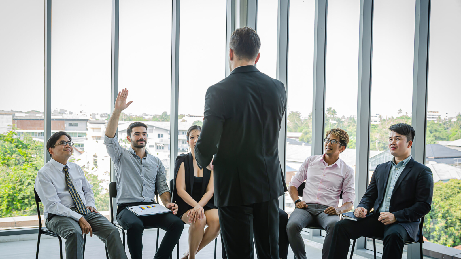 equipo de ventas escuchando nuevas estrategias y aspectos a trabajar