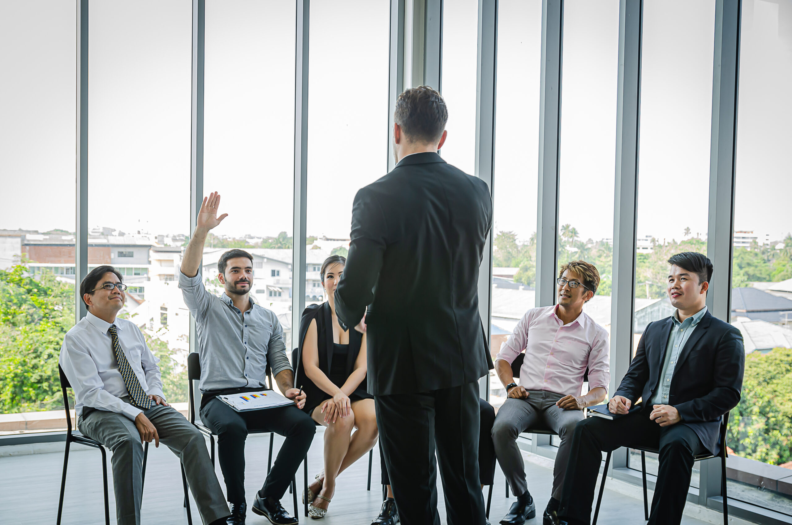 equipo de ventas escuchando nuevas estrategias y aspectos a trabajar