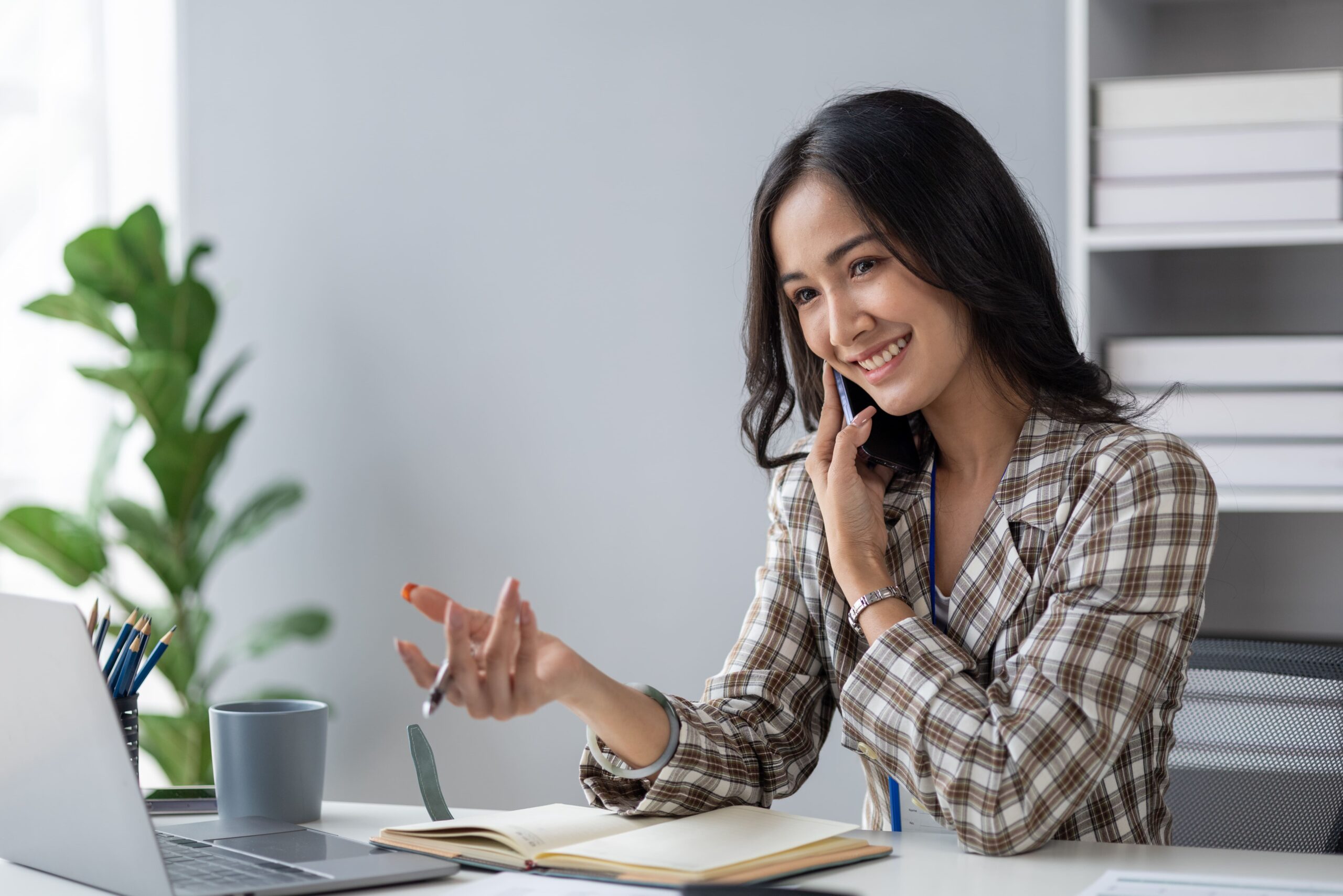 Personal de residencia universitaria atención personalizada a posibles residentes